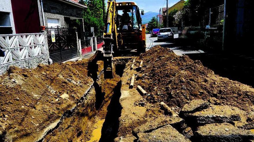 Los operarios repararon ayer la rotura de la canalización, en la calle Arousa.