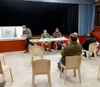 Un monte estratégico, un pabellón ruinoso y un lujoso chiringuito