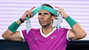 Nadal se coloca la cinta en el pelo durante su semifinal contra Berrettini.