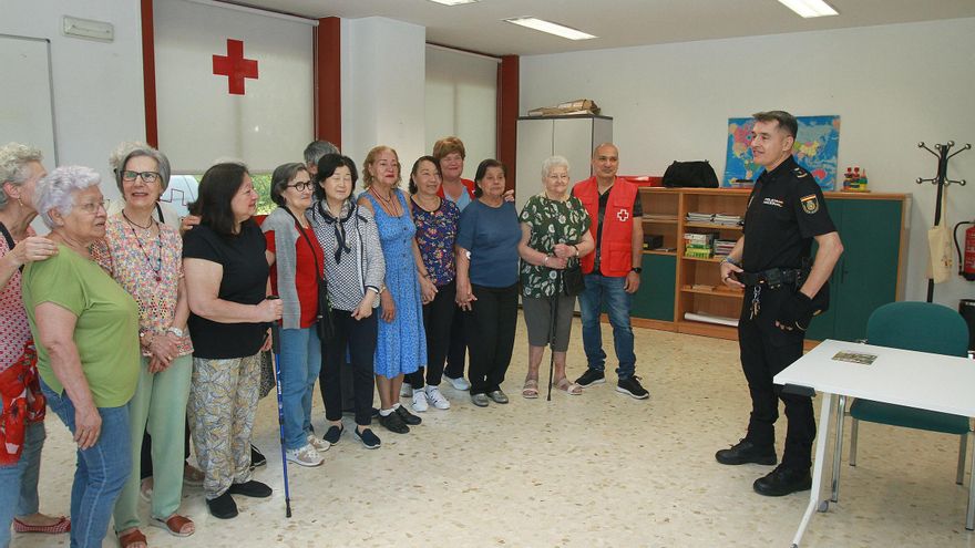 Cruz Roja y Policía ofrecen pautas para prevenir estafas a los mayores