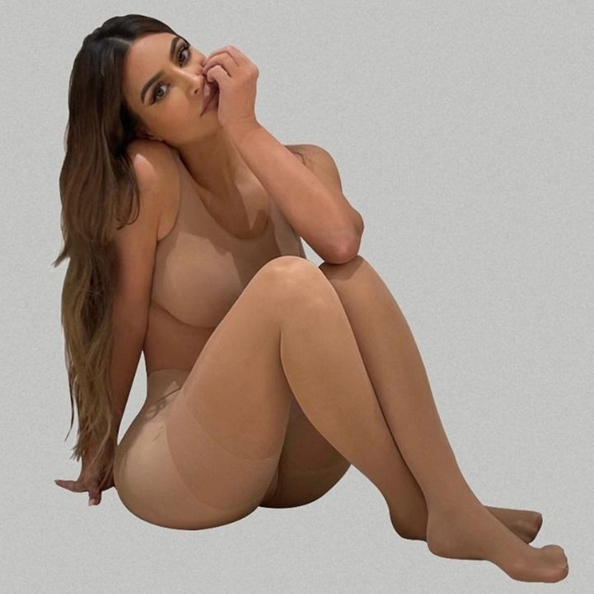 Kim Kardashian con medias SKIM