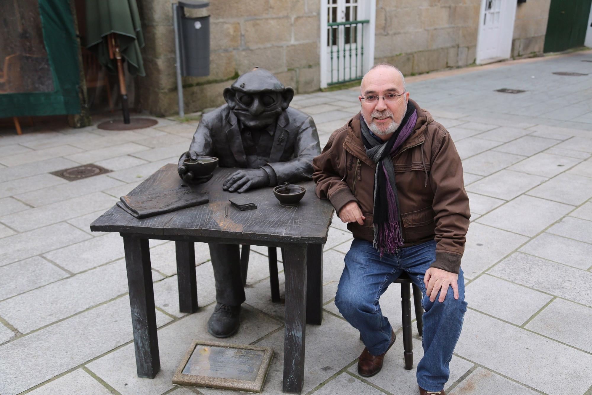 Imagen de archivo de Gogue sentado al lado de la escultura de su personaje principal, sobre el taburete que ahora no está.