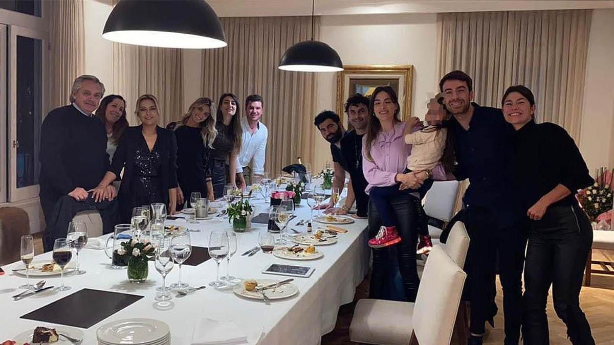 Escàndol a l’Argentina per una festa del president en ple confinament Escàndol a l’Argentina per una festa del president en ple confinament