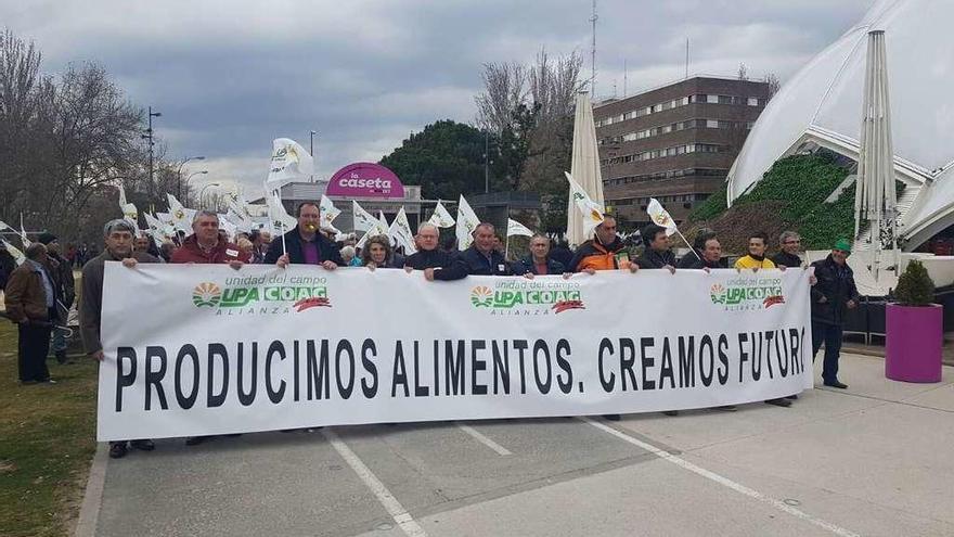 Representantes de UPA-COAG encabezan la movilización organizada ayer en Valladolid.