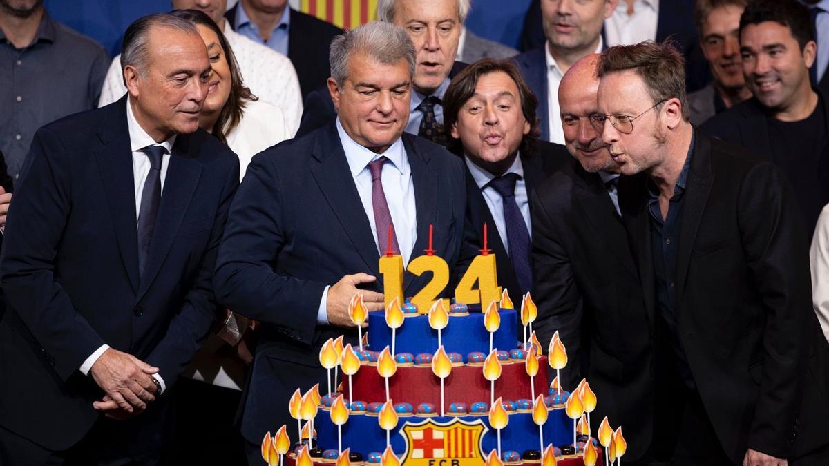 Laporta, sus directivos y Carabén soplan las velas del pastel del 124 aniversario.