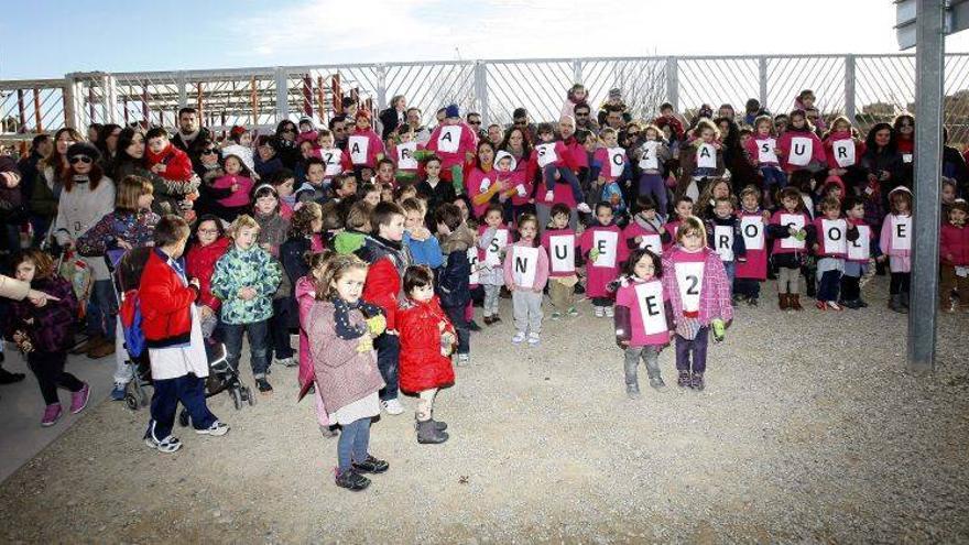 Los vecinos se concentran tras la cesión de una parcela a la DGA