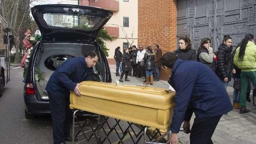 Multitudinario adiós a la niña que cayó de un cuarto piso en Zamora
