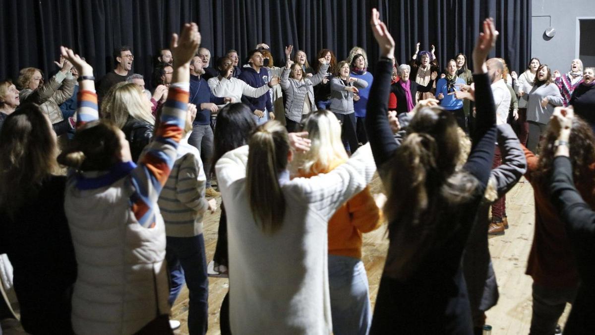 Bis zu 54 Sänger und Sängerinnen bringen jeden Dienstag die Bühne im Auditorium der Franziskanerkirche Porciúncula zum Beben. | FOTOS: BENDGENS