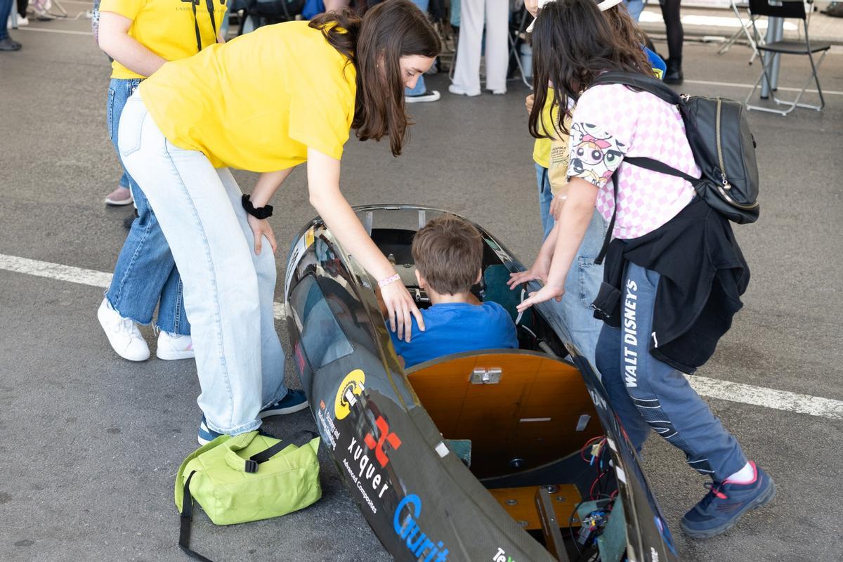 Un escolar subido en un prototipo de la UPV capaz de recorrer 1.000 Km con un litro de combustible.