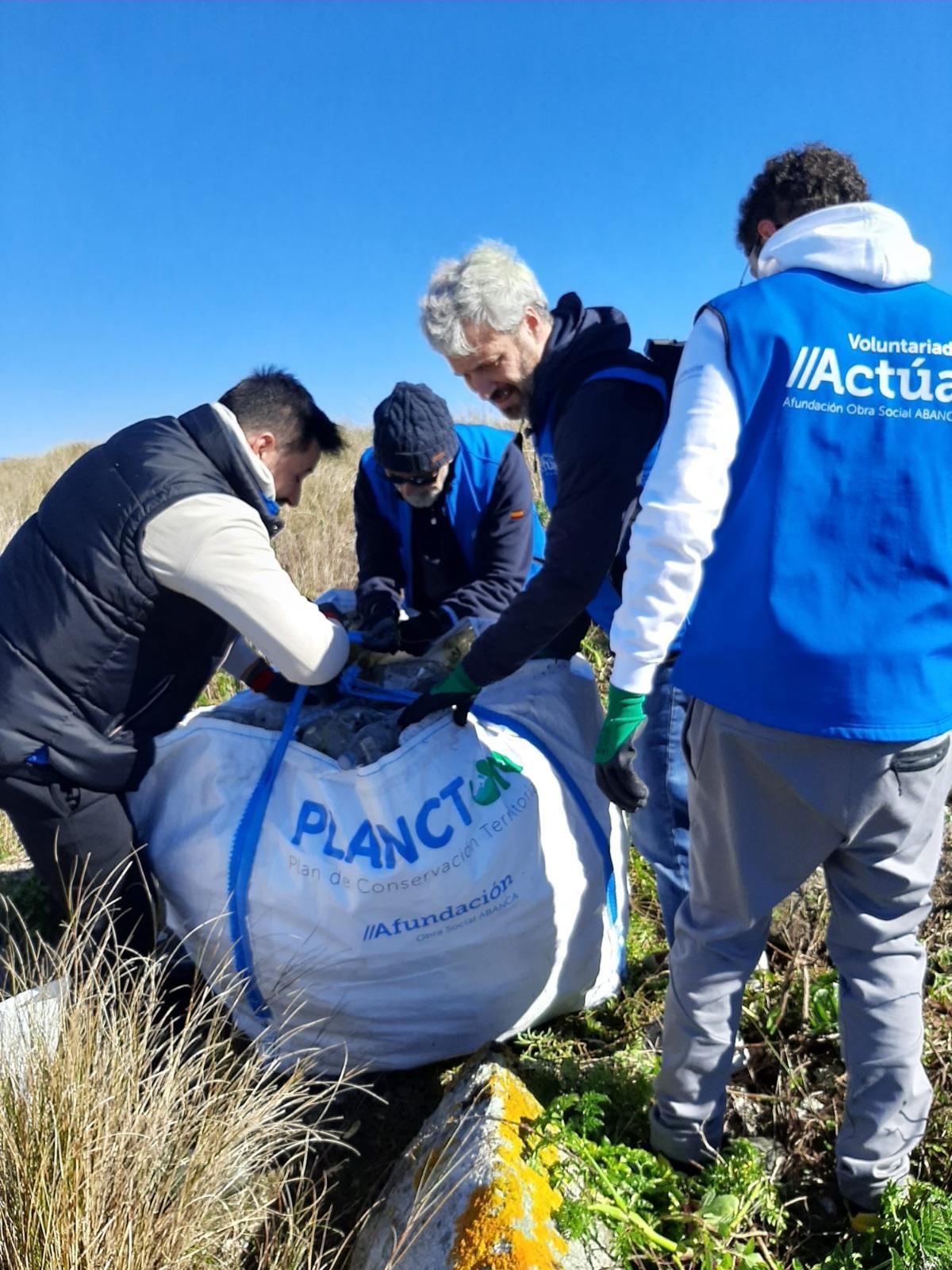 Así se elimina basura en los fondos marinos y la costa del islote Guidoiro Pedregoso.