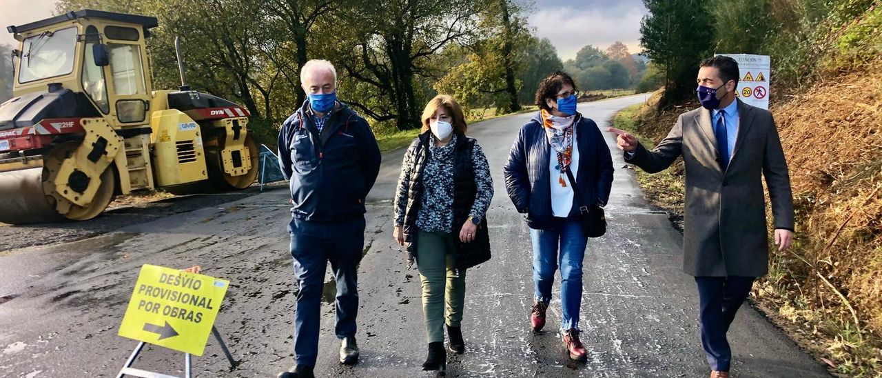 El delegado de la Xunta y el alcalde de Vilanova visitaron las obras de la pista de la parcelaria de Baión