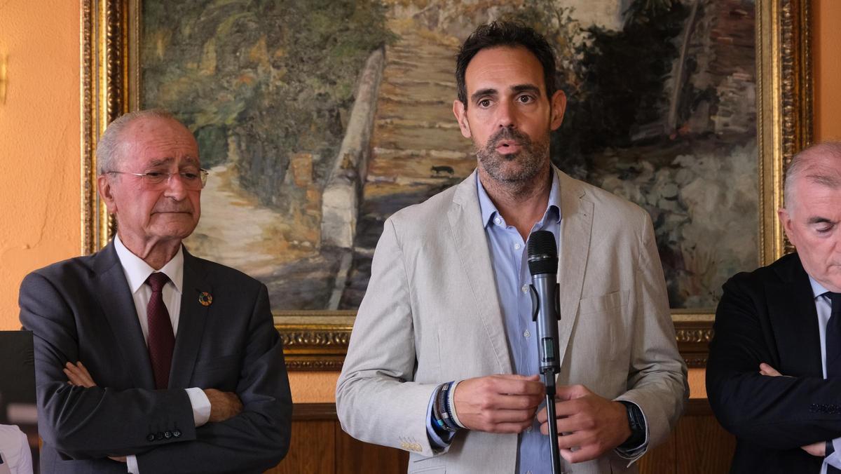 El presidente de Mahos, Javier Frutos; con el alcalde de Málaga, Francisco de la Torre, y el vicepresidente de la Diputación, Manuel Marmolejo.