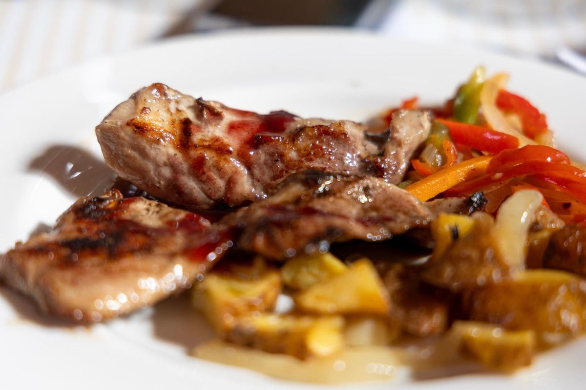 Entre los principales se pudo escoger entre secreto con salsa de vino o lubina con crema de azafrán.