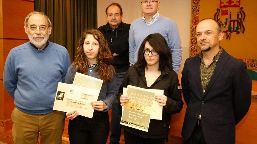 En el centro las alumnas ganadoras