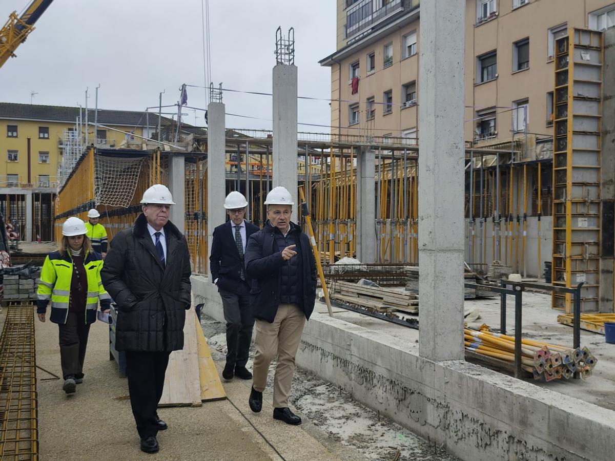 Canteli y Nacho Cuesta durante su visita a las obras del centro social de Ventanielles.