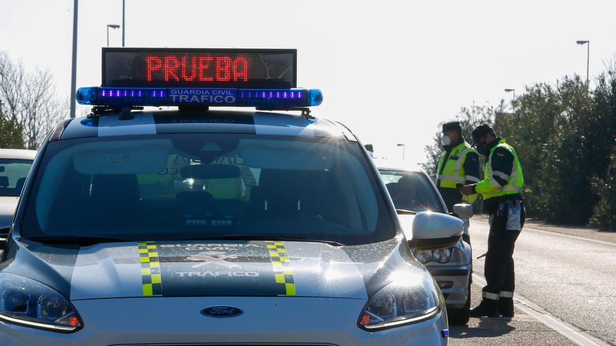 Imagen de archivo de un control de la Guardia de Civil de Tráfico.