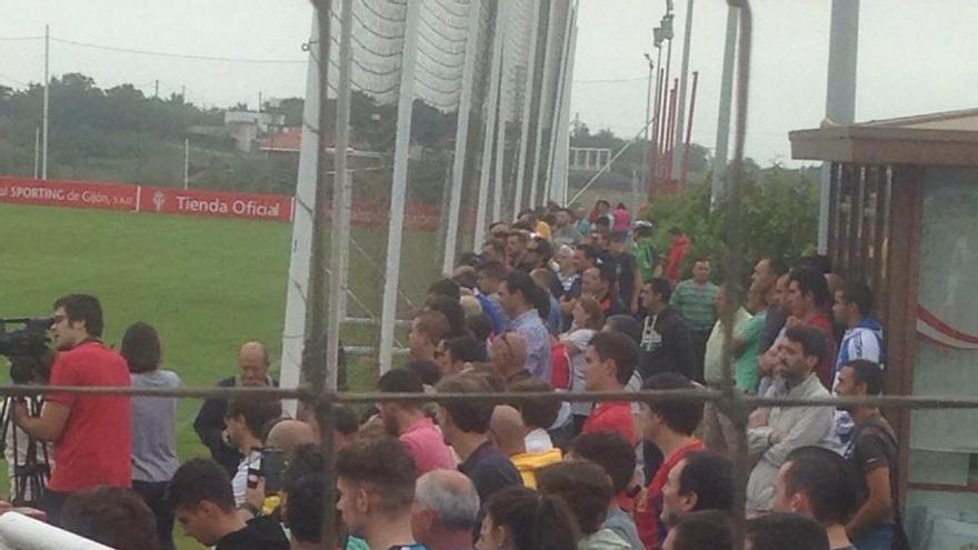 Centenares de aficionados acudieron hoy a Mareo apra ver el entrenamiento del equipo previo al partido contra el Madrid. víctor rivera