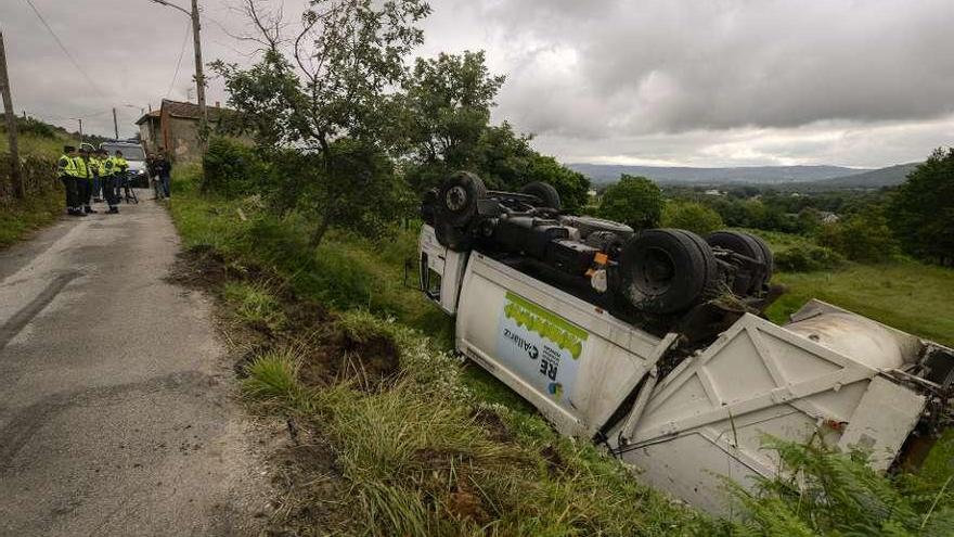 El camión de basura, volcado en la terraplén tras el siniestro. Hoy lo izan. // Brais Lorenzo