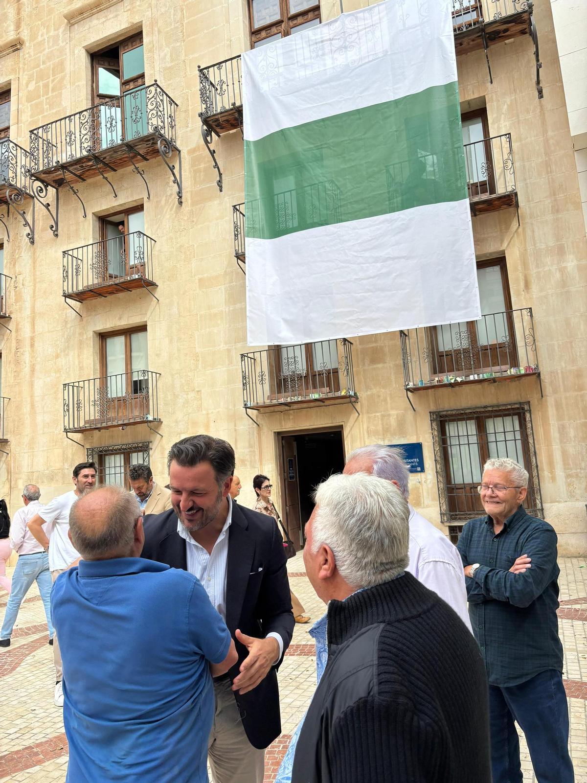 El alcalde saluda a vecinos ilicitanos que también apoyan al Elche CF en su camino hacia el anhelado ascenso