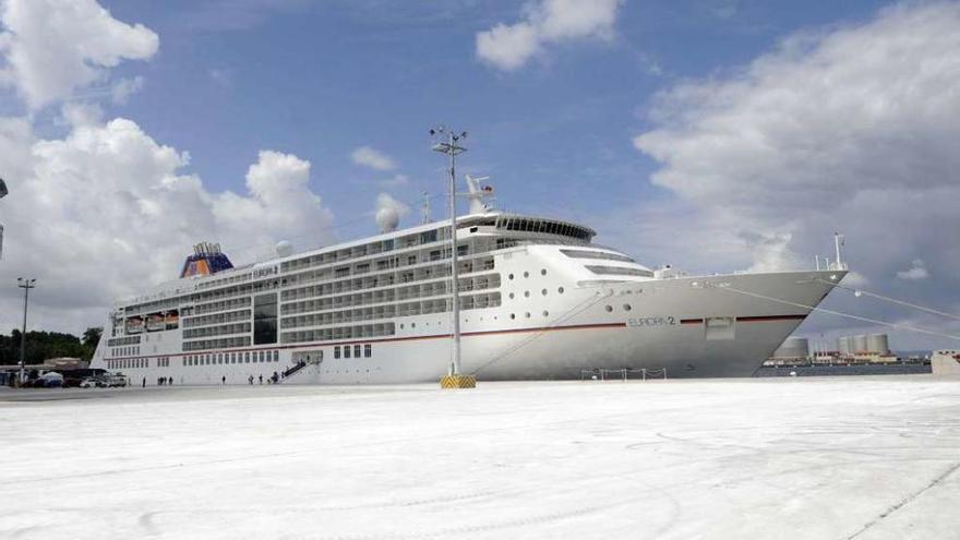 El crucero &quot;Europa 2&quot;, atracado en el puerto de Vilagarcía en junio de 2015. // Noé Parga