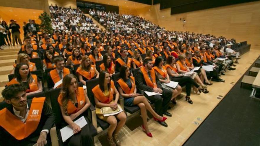 250 alumnos celebran su graduación en la UJI