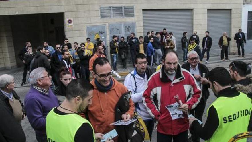 Componentes del Frente Eskorpión en la puerta de Los Arcos.