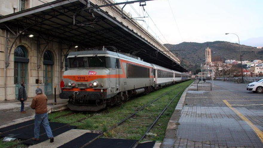 Primer pla de l&#039;últim tren nocturn arribant a Portbou el 10 de desembre de 2016