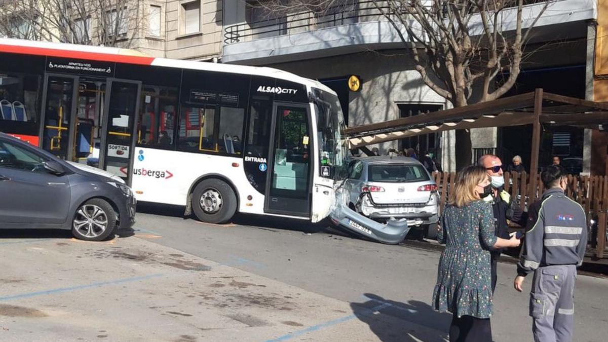 El bus, encastat contra una terrassa del passeig de la Pau | ARXIU PARTICULAR