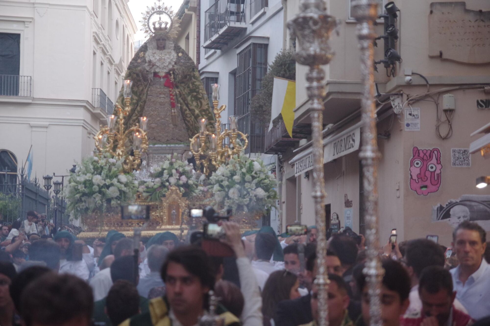 Procesión triunfal de regreso de la Virgen de la Esperanza a su basílica tras su peregrinación a Roma