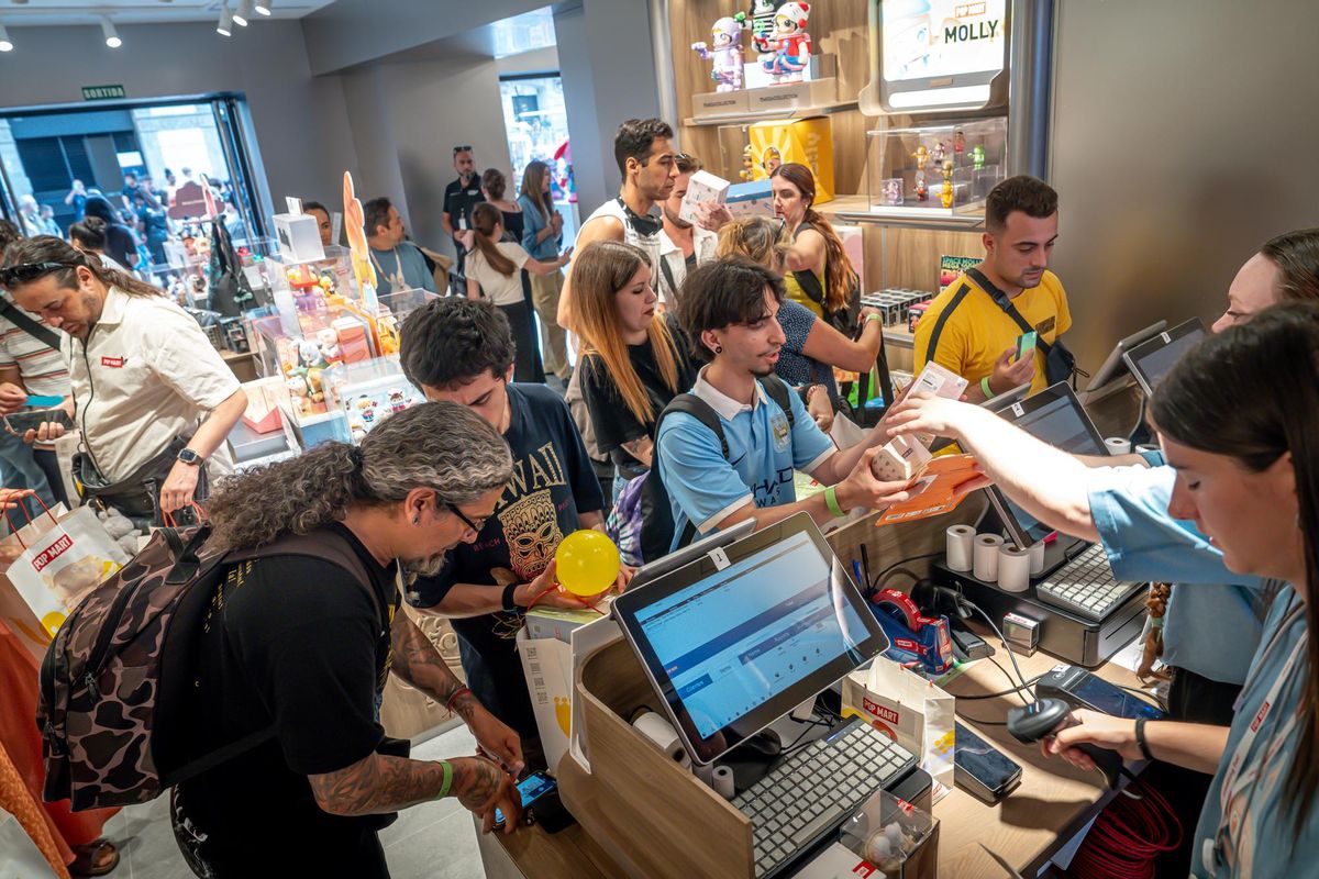 La tienda de Pop Mart llena a primera hora de la mañana de este 2 de agosto