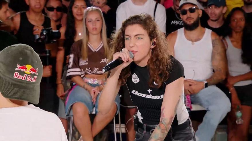 La rapera, freestyler y compositora tinerfeña Sara Socas en su duelo con el vencedor final Gazir