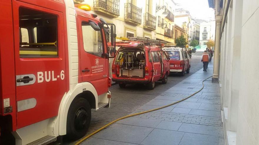 Un hombre y su hijo de seis años, afectados por humo en un incendio en  Puente Genil