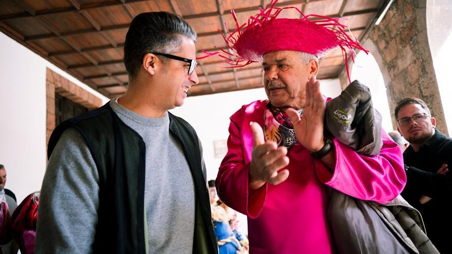 El alcalde de La Laguna felicita a sus grupos de Carnaval por su ejemplo y entrega en Santa Cruz