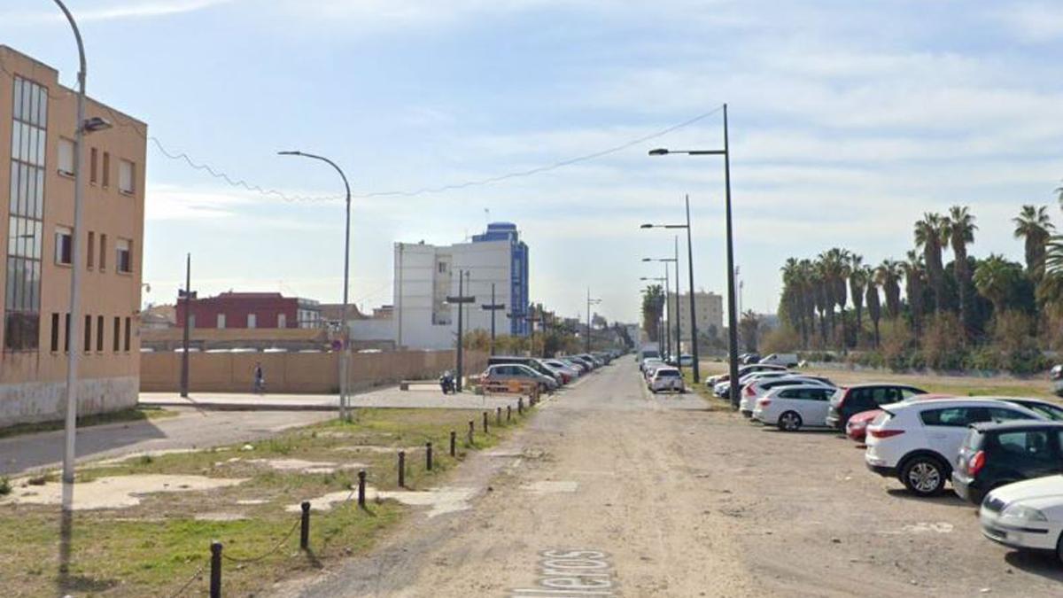 La cámara (izquierda) del cuartel que grabó la secuencia completa de la agresión sexual ocurrida justo en el descampadao de enfrente.