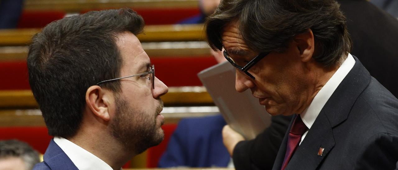 El president de la Generalitat, Pere Aragonès, y el líder del PSC y jefe de la oposición, Salvador Illa, en el Parlament