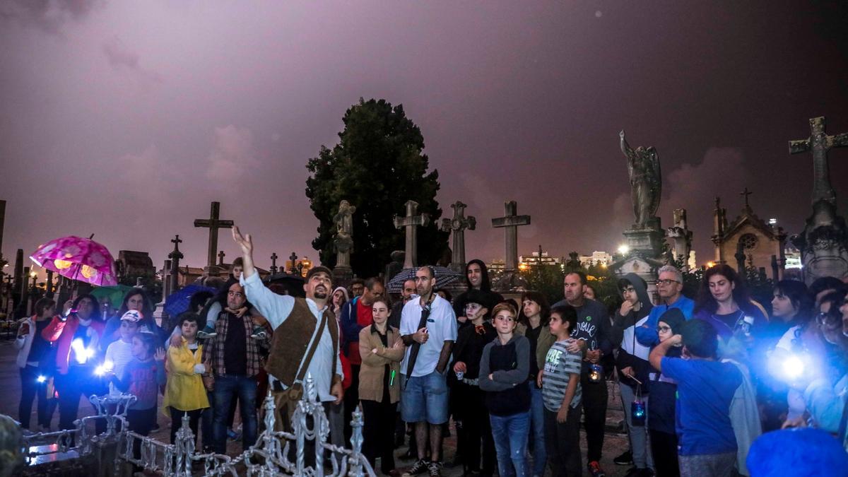 Visita al cementerio durante una Nit de les Ànimes