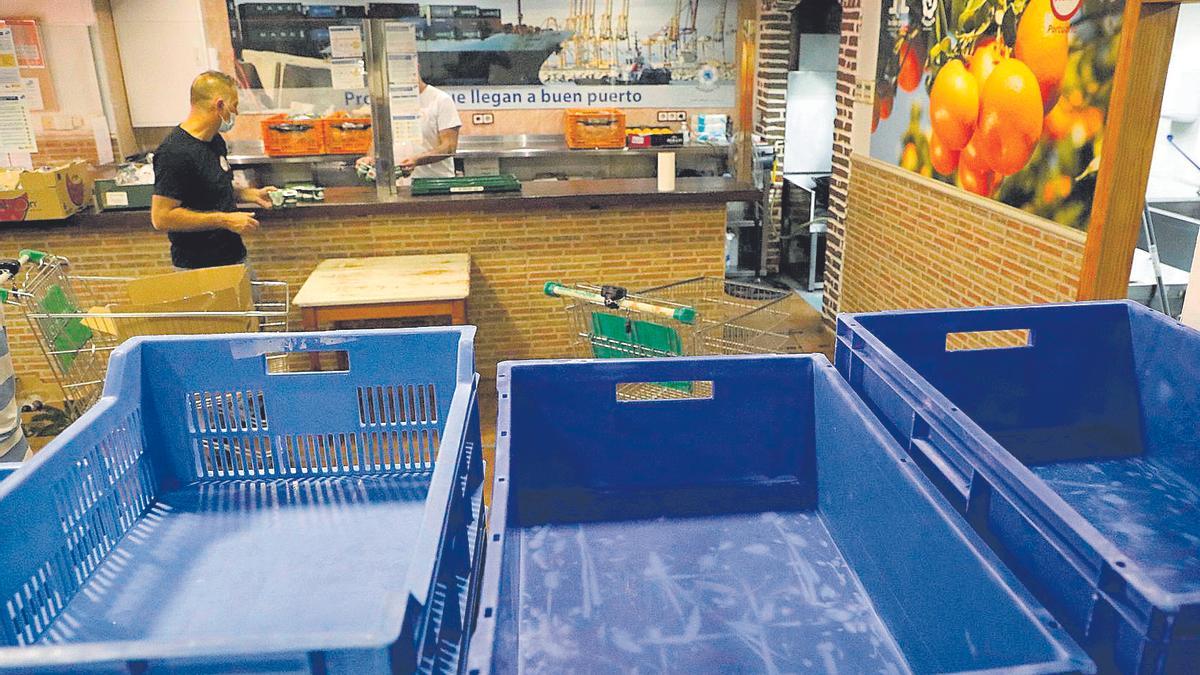 Las cajas de reparto durante el confinamiento contaban con productos en crudo y no perecederos que ahora escasean en los comedores para gente sin recursos. | M. Á. MONTESINOS