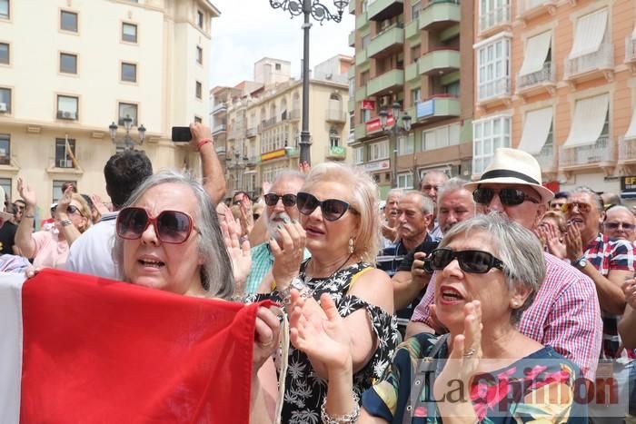 Cientos de personas protestan frente al Ayuntamiento de Cartagena por el pacto entre PP, PSOE y Cs