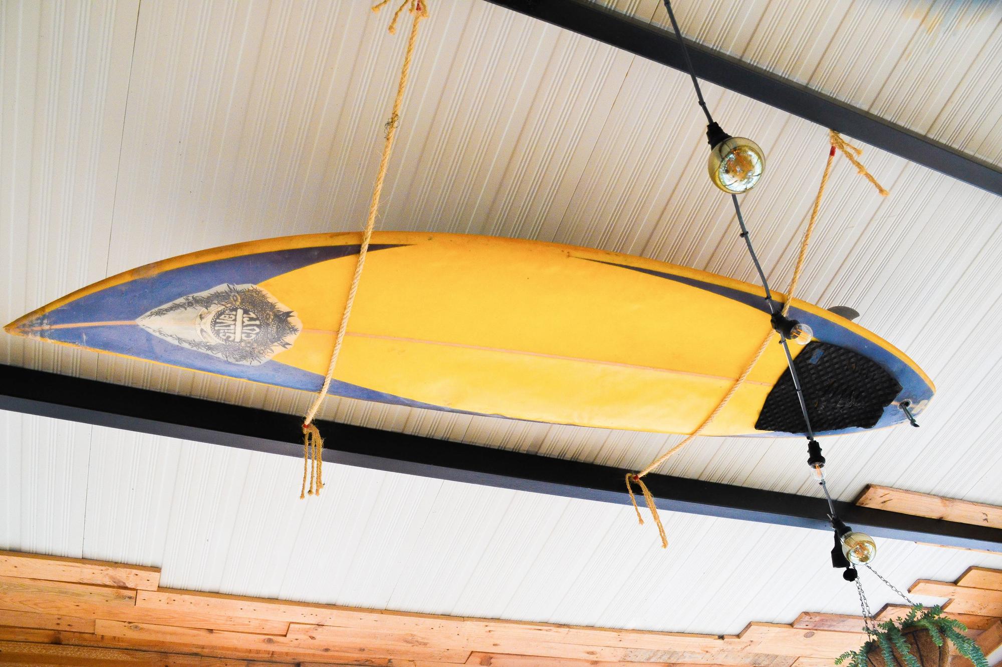 Las tablas de surf que, como a sus dueños, identifican este local.