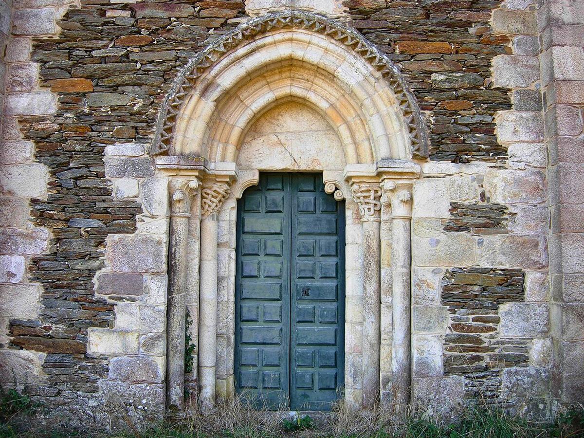 La portada de la iglesia