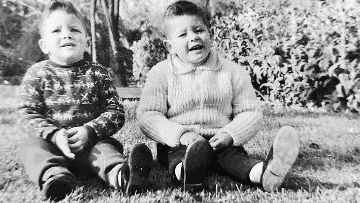 Andrés, a la izquierda, en su infancia con uno de sus hermanos.