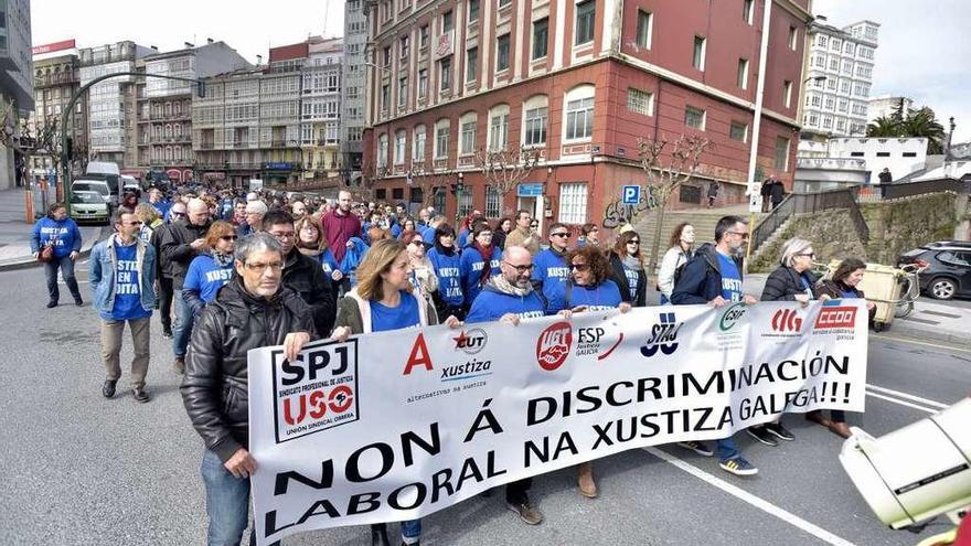 Los funcionarios de Justicia recorrieron ayer durante una manifestación las calles de A Coruña.