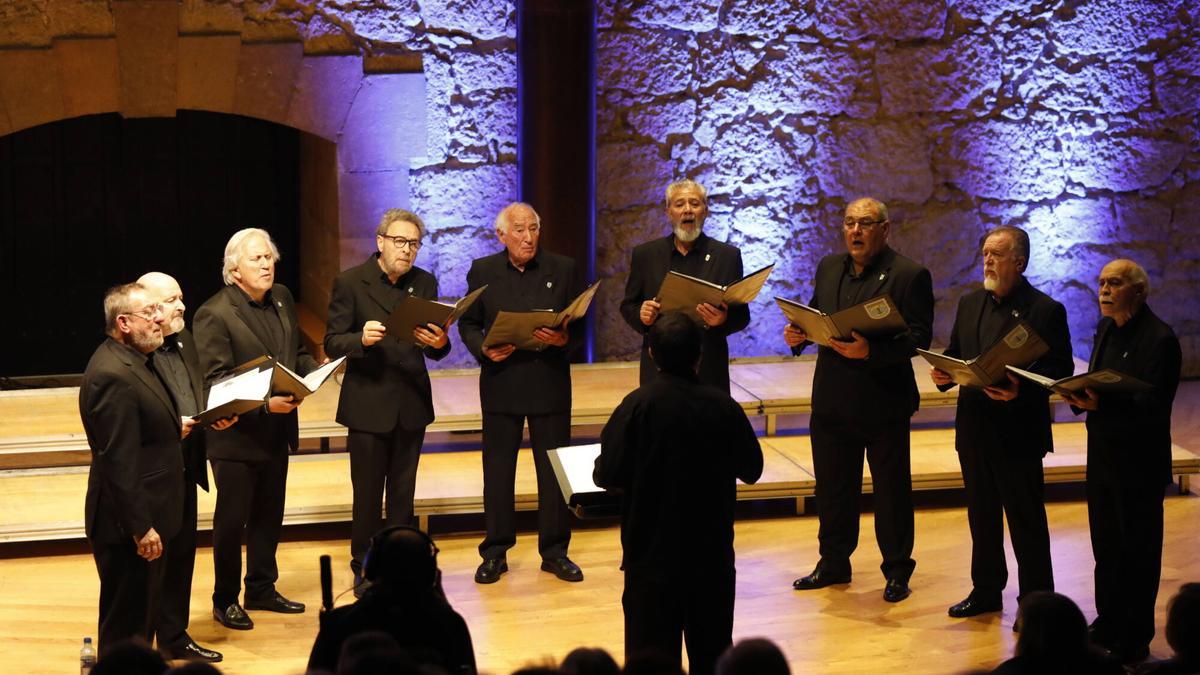 Ochote Cantos del Fontán durante su actuación.
