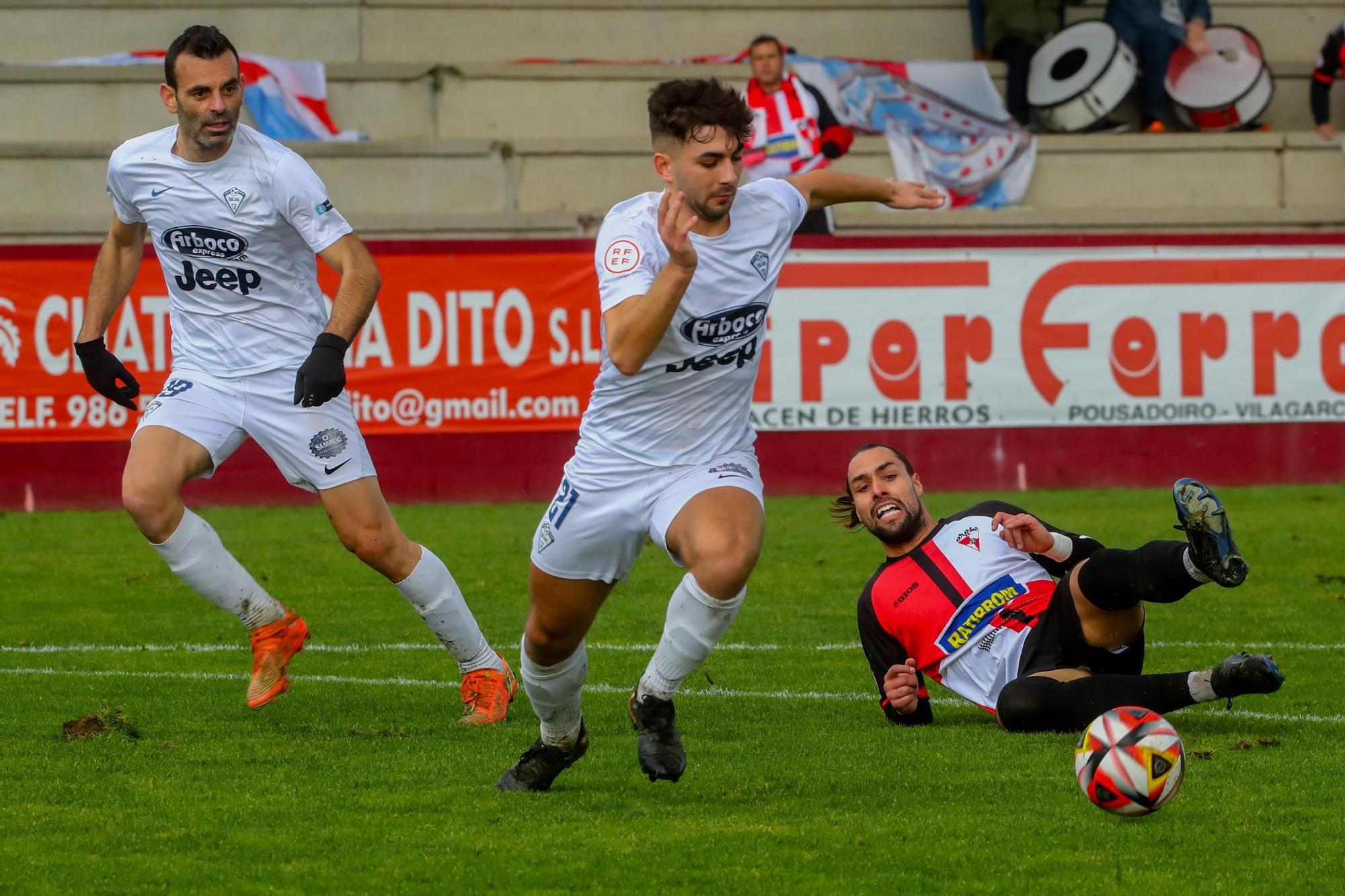 Las imágenes de la victoria del Arosa ante el Silva sobre el lodazal de A Lomba