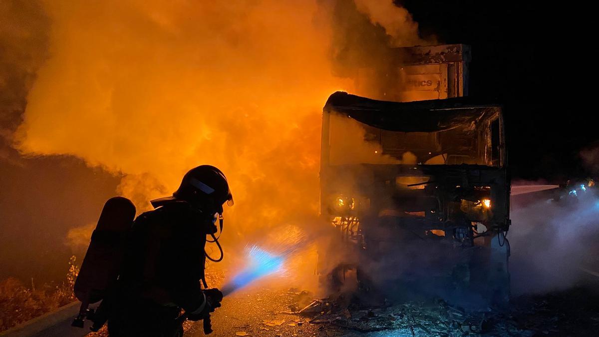 Bomberos luchan contra las llamas.