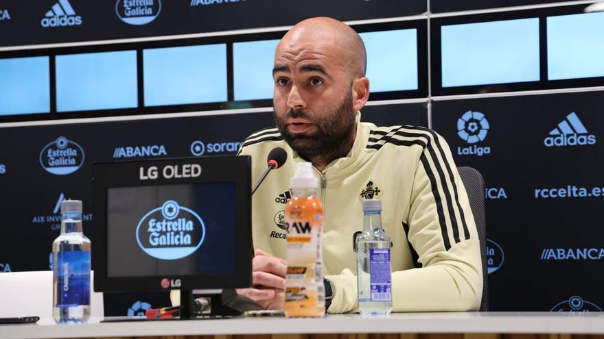 Claudio Giráldez, durante la rueda de prensa que el técnico ofreció ayer en Mos. // ALBA VILLAR