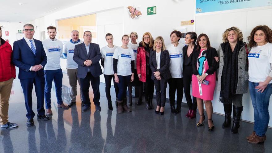 Los asistentes a la inauguración en el centro de Sense Barreres