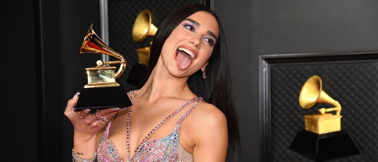 Dua Lipa, con su último premio Grammy.