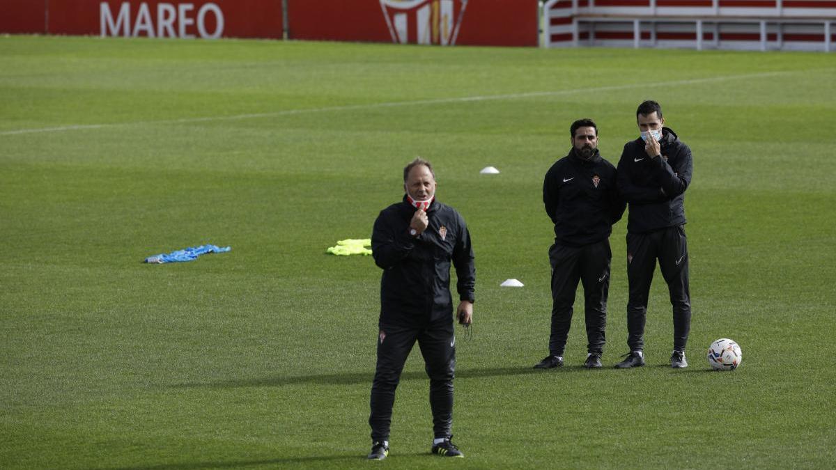 Eduardo Domínguez, David Gallego y Toni Clavero, en Mareo, en un entrenamiento.