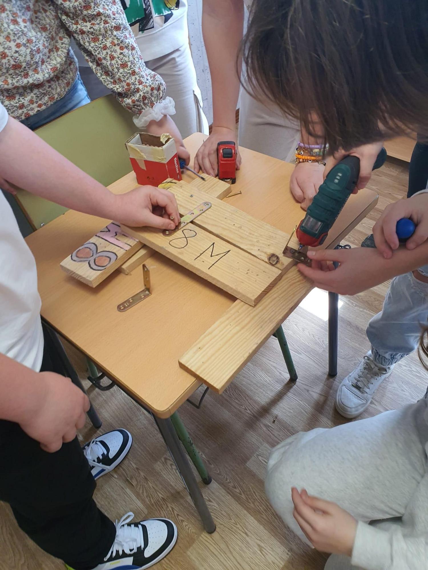 Niños y niñas de Valga realizando labores domésticas en igualdad.